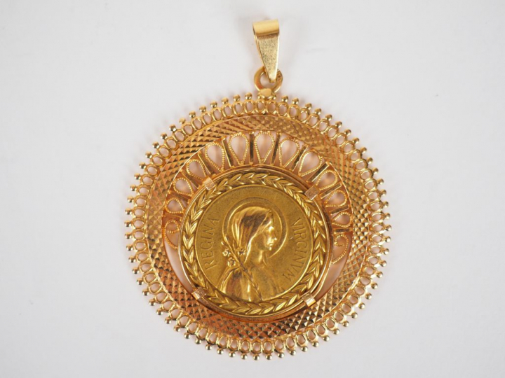 Médaille religieuse en or jaune, figurant la Sainte Vierge de profil. 