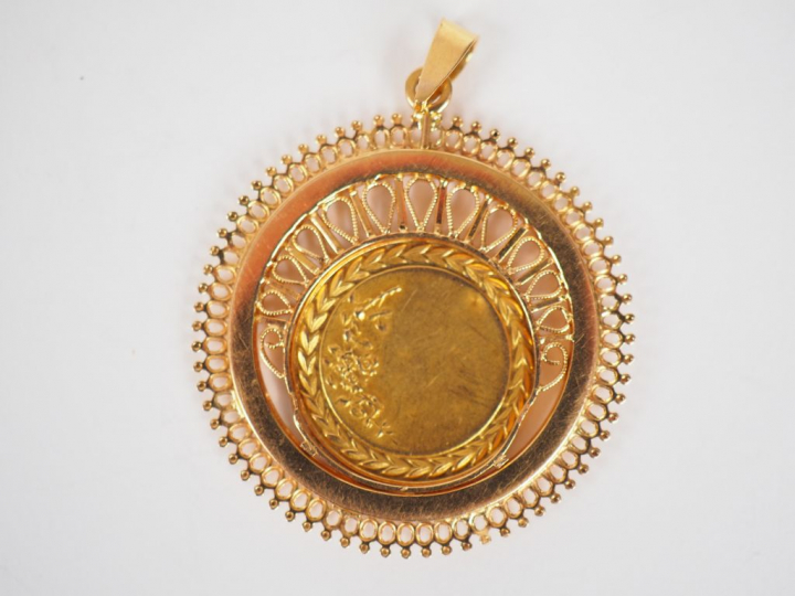 Médaille religieuse en or jaune, figurant la Sainte Vierge de profil. 