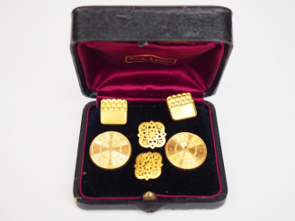 Vente aux enchères Trois paires de boutons de manchettes en or jaune. Dans un écrin.  Poi