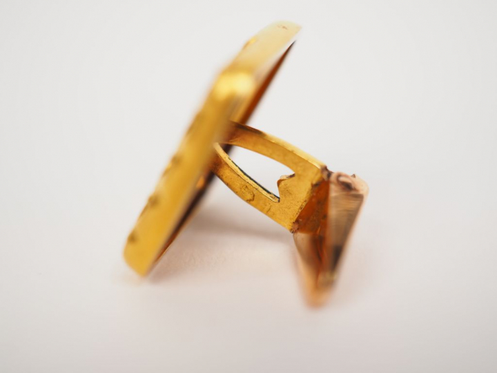 Trois paires de boutons de manchettes en or jaune. Dans un écrin.  Poi