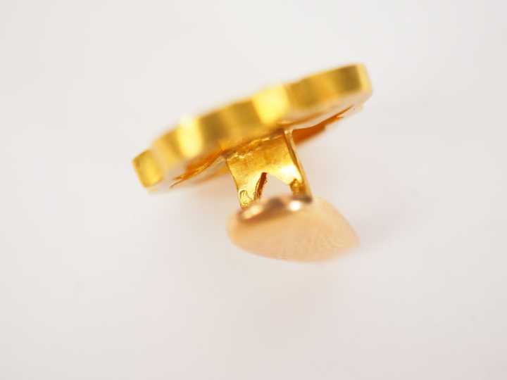 Trois paires de boutons de manchettes en or jaune. Dans un écrin.  Poi