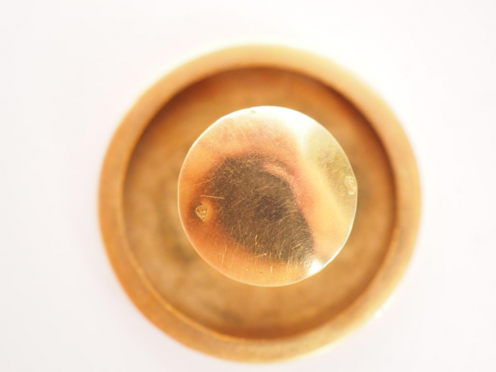 Trois paires de boutons de manchettes en or jaune. Dans un écrin.  Poi