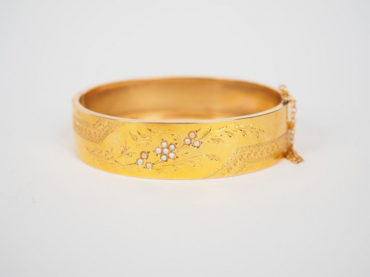 Bracelet manchette Napoléon III en or jaune et perles, à décor de bran