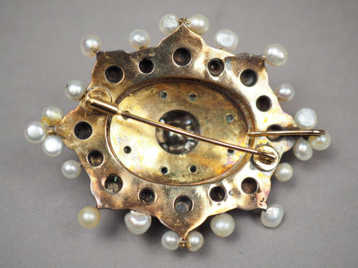 Broche Napoléon III en or jaune, émail bleu et roses.  6,5 x 5 cm  Poi