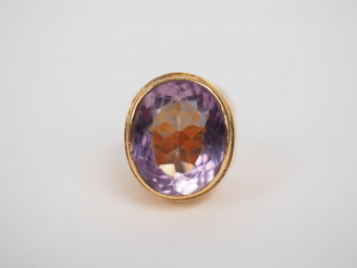 Vente aux enchères Bague chevalière Napoléon III en or jaune, ornée d'une améthyste en se