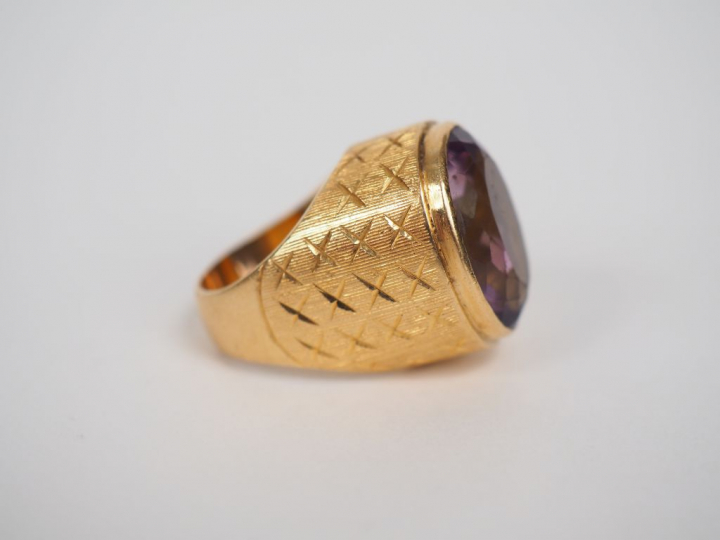 Bague chevalière Napoléon III en or jaune, ornée d'une améthyste en se