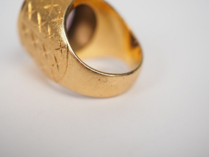 Bague chevalière Napoléon III en or jaune, ornée d'une améthyste en se