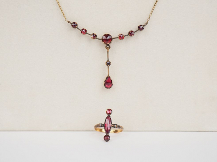 Collier Napoléon III en or jaune, orné de pierres de couleur. Poids te