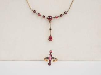 Vente aux enchères Collier Napoléon III en or jaune, orné de pierres de couleur. Poids te