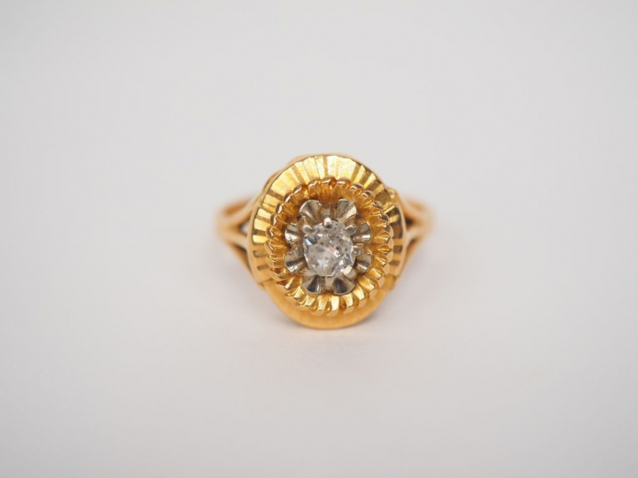 Bague Napoléon III en or jaune, ornée en son centre d'un diamant taill