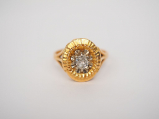 Vente aux enchères Bague Napoléon III en or jaune, ornée en son centre d'un diamant taill
