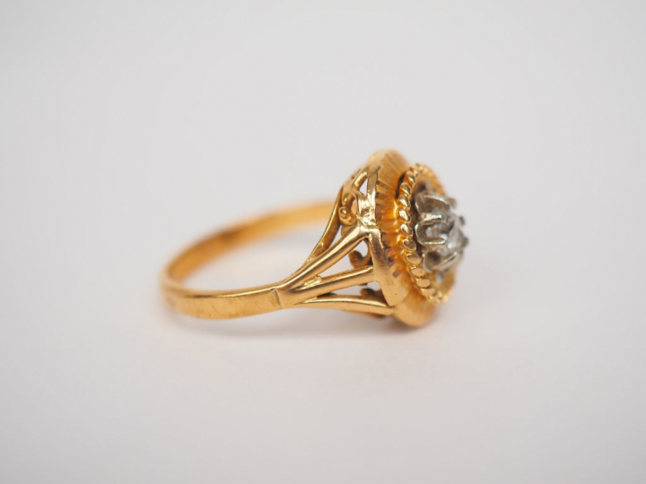 Bague Napoléon III en or jaune, ornée en son centre d'un diamant taill