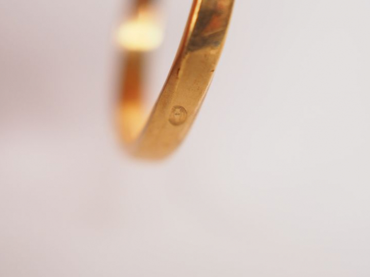 Bague Napoléon III en or jaune, ornée en son centre d'un diamant taill