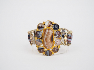 Vente aux enchères Bracelet Napoléon III en vermeil et agate, orné d'un médaillon central