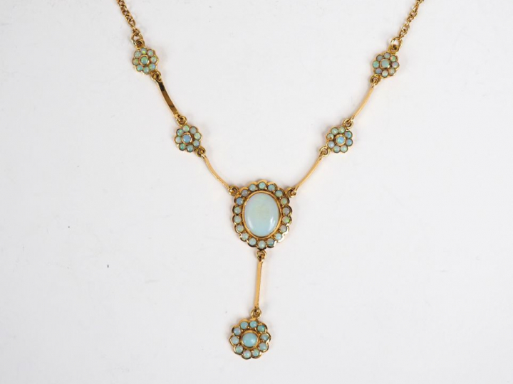 Collier en or jaune et opales, à décor de six fleurs dont une en pende