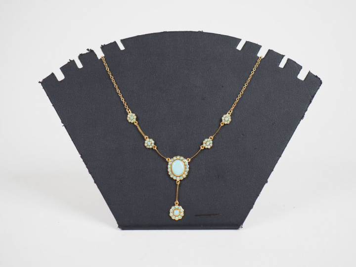 Collier en or jaune et opales, à décor de six fleurs dont une en pende