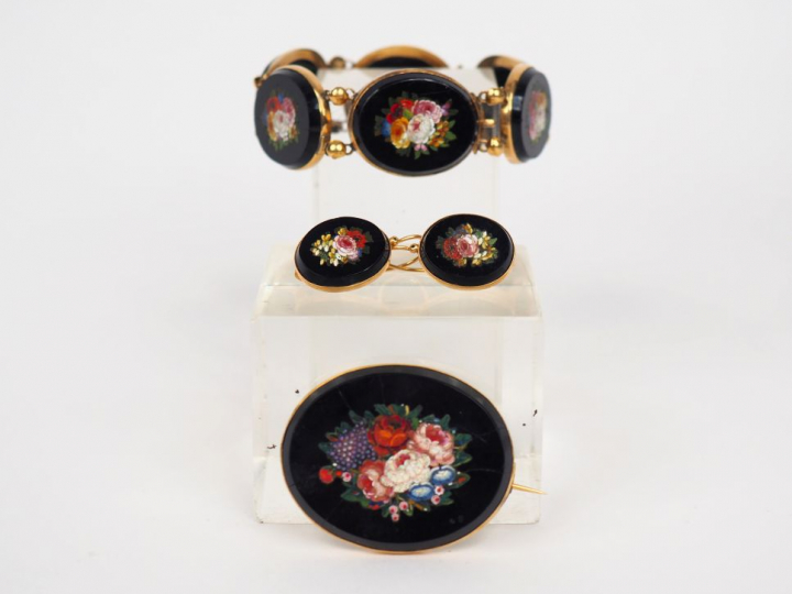 Parure en micro mosaïques et or ornée de médaillons à décor de bouquet