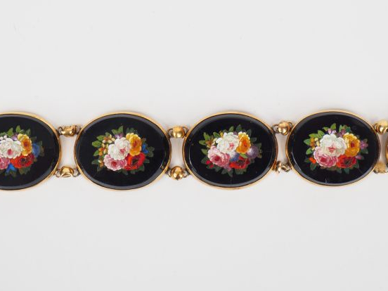 Parure en micro mosaïques et or ornée de médaillons à décor de bouquet