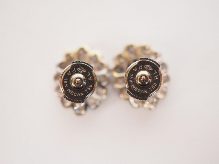 Paire de boucles d’oreilles en or blanc, saphir et diamants en forme d