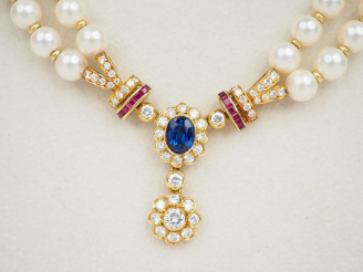 Vente aux enchères Collier de perles de culture orné en son centre d'un pendentif en or j