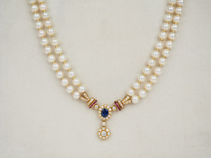 Collier de perles de culture orné en son centre d'un pendentif en or j