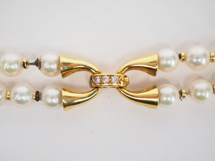 Collier de perles de culture orné en son centre d'un pendentif en or j