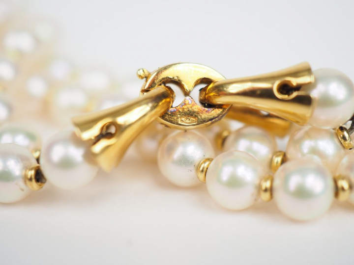 Collier de perles de culture orné en son centre d'un pendentif en or j