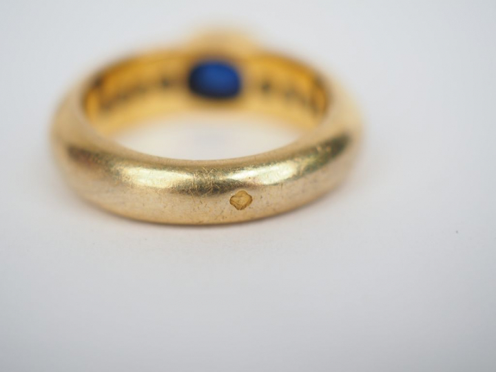 Bague en or jaune sertie en son centre d'un saphir épaulé de part et d