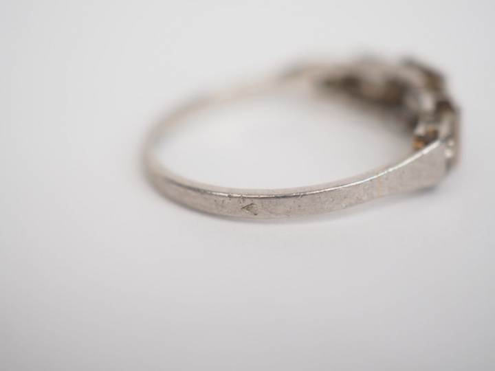 Bague de style Art déco en platine, sertie de quatre petits diamants. 