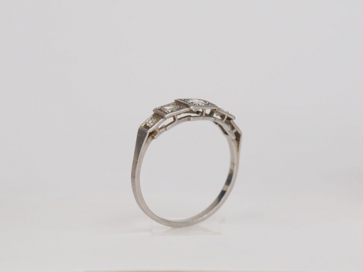 Bague de style Art déco en platine, sertie de quatre petits diamants. 