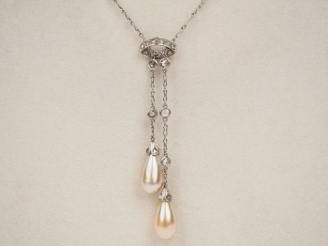 Vente aux enchères 	Collier négligé en or blanc, diamants et perles. Poids tel. 7.11 g