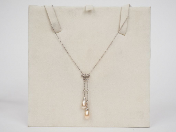 	Collier négligé en or blanc, diamants et perles. Poids tel. 7.11 g