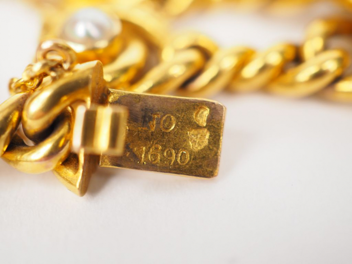 Bracelet souple en or jaune, à décor de perles et de pierres bleues en