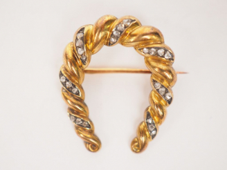 Vente aux enchères Petite broche en or jaune et diamants en forme de fer à cheval.  Poids