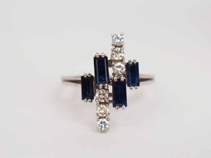 Bague asymétrique en or blanc ornée de quatre saphirs calibrés et de s
