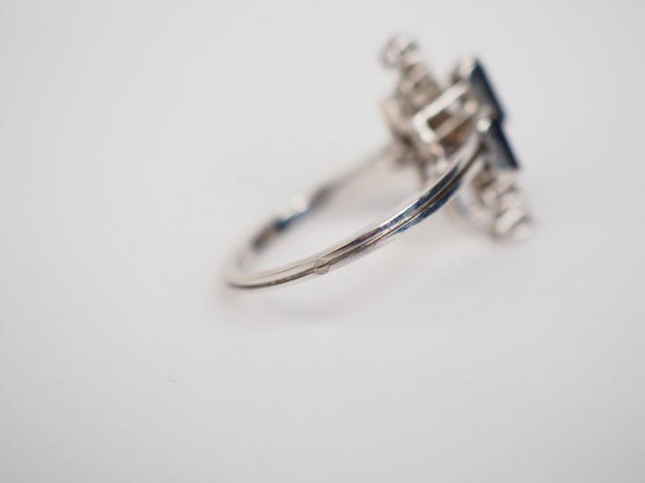 Bague asymétrique en or blanc ornée de quatre saphirs calibrés et de s