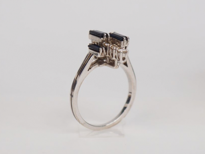 Bague asymétrique en or blanc ornée de quatre saphirs calibrés et de s