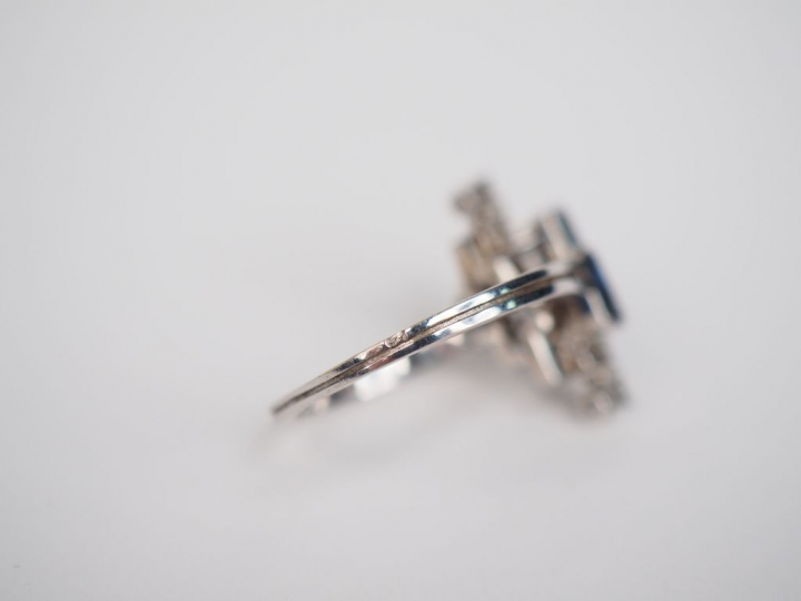 Bague asymétrique en or blanc ornée de quatre saphirs calibrés et de s