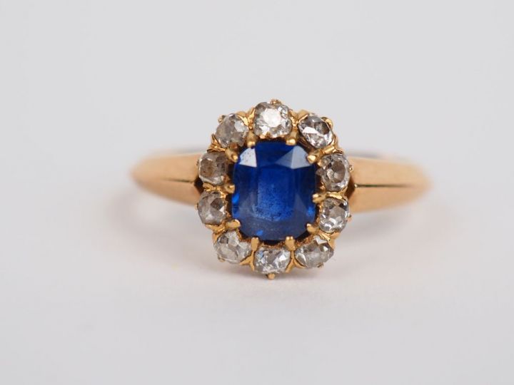 Bague marguerite en or jaune, ornée en son centre d'un saphir entouré 