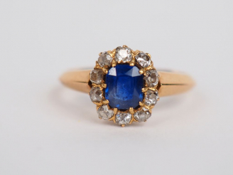 Vente aux enchères Bague marguerite en or jaune, ornée en son centre d'un saphir entouré 