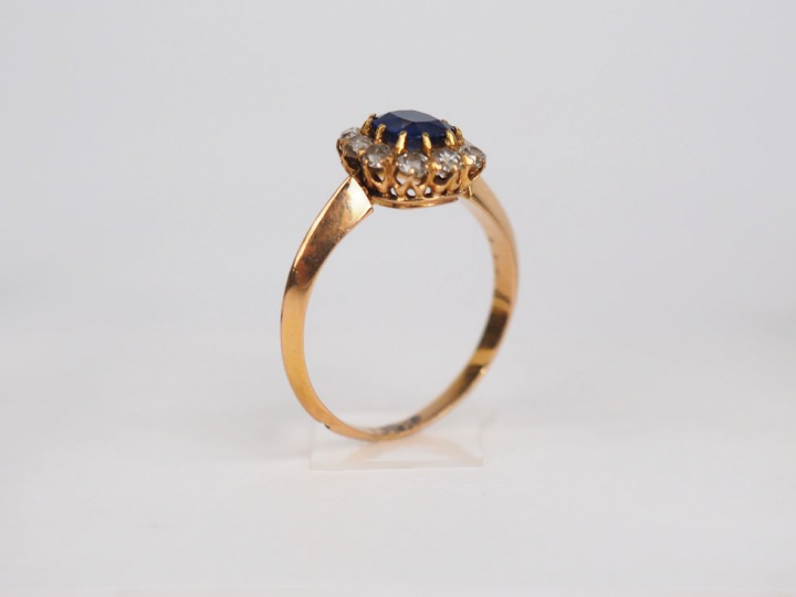 Bague marguerite en or jaune, ornée en son centre d'un saphir entouré 