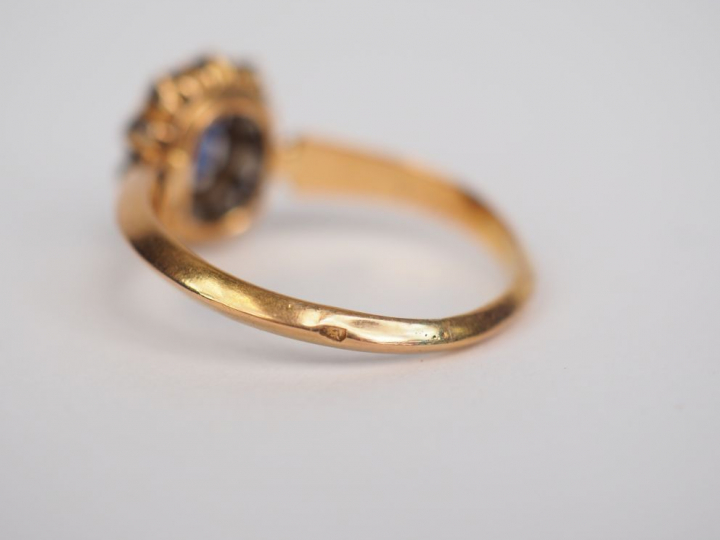 Bague marguerite en or jaune, ornée en son centre d'un saphir entouré 