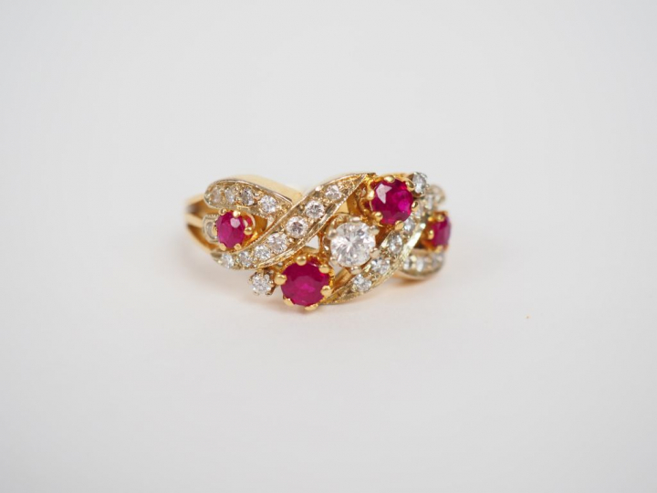 Bague en or jaune, diamants et pierres de couleur, modèle tressé.  TDD