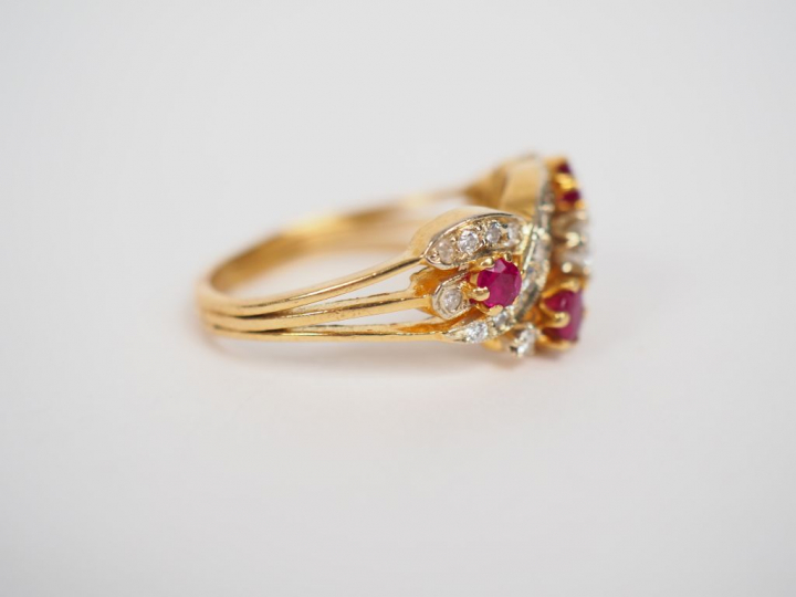 Bague en or jaune, diamants et pierres de couleur, modèle tressé.  TDD