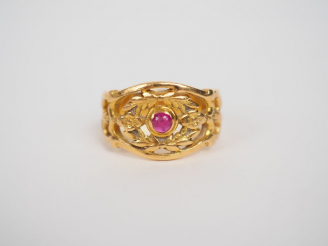 Vente aux enchères Bague en or jaune, à décor ajouré de branchage fleuri, serti d'une pie