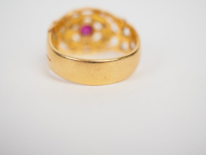 Bague en or jaune, à décor ajouré de branchage fleuri, serti d'une pie