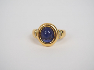 Vente aux enchères Bague en or jaune orné en son centre d'une pierre violette en cabochon