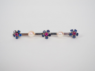 Vente aux enchères Broche barrette en or blanc, pierres de couleur et perles, à décor de 