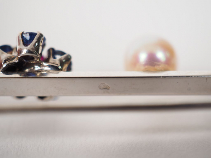 Broche barrette en or blanc, pierres de couleur et perles, à décor de 