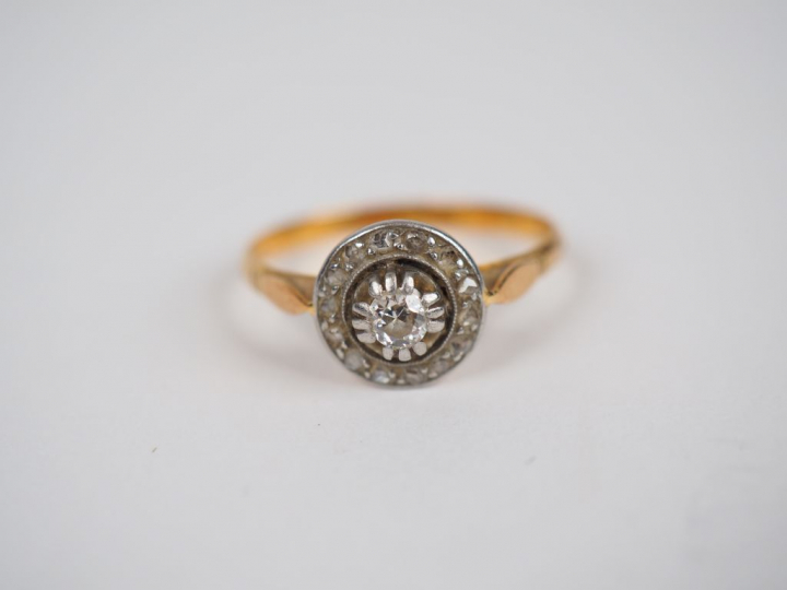 Bague en or jaune, ornée en son centre d'un petit diamant entouré de r